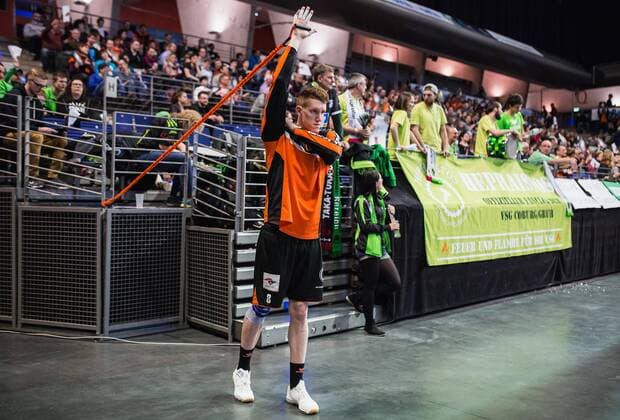 Berlin, Deutschland, 12.03.2016: Volleyball Bundesliga Saison 2015 2016 - Berlin Recycling Volleys - VSG Coburg Grub. Arpad Baroti (BR Volleys 8) macht Kraftübungen Kraftuebungen bei einer Auszeit