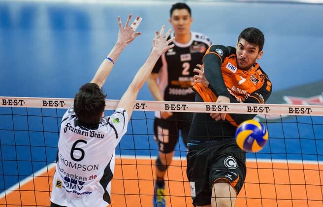 Berlin, Deutschland, 12.03.2016: Volleyball Bundesliga Saison 2015 2016 - Berlin Recycling Volleys - VSG Coburg Grub. Nicolas Le Goff (BR Volleys 7) gegen den Block aus Ryan Thompson (Coburg)
