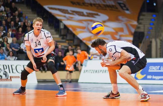 Berlin, Deutschland, 12.03.2016: Volleyball Bundesliga Saison 2015 2016 - Berlin Recycling Volleys - VSG Coburg Grub. Richard Mauler (Coburg) und Timon Schippmann (Coburg, l.) verpassen einen Ball.
