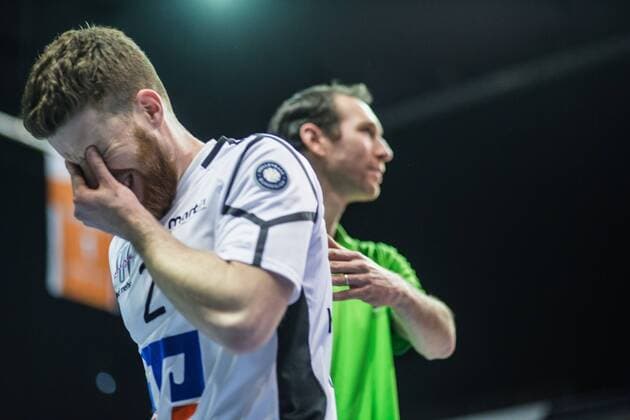 Berlin, Deutschland, 12.03.2016: Volleyball Bundesliga Saison 2015 2016 - Berlin Recycling Volleys - VSG Coburg Grub. Ariel Katzenelson (Coburg) und Trainer Itamar Stein (Coburg) sind unzufrieden.