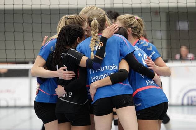 Volleyball 1. Bundesliga Frauen Saison 2015 2016 2. Spiel der Pre-Playoffs am Samstag, 12. Februar 2016 in der CU Arena in Hamburg: VT Aurubis Hamburg - Köpenicker SC Berlin Spielerkreis VT Aurubis Hamburg VT Aurubis Hamburg - Köpenicker SC Berlin