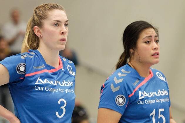 Volleyball 1. Bundesliga Frauen Saison 2015 2016 2. Spiel der Pre-Playoffs am Samstag, 12. Februar 2016 in der CU Arena in Hamburg: VT Aurubis Hamburg - Köpenicker SC Berlin Trauer Enttaeuschung bei v.l. Saskia Radzuweit ( Hamburg ), Litara Keil ( Hamburg ) VT Aurubis Hamburg - Köpenicker SC Berlin