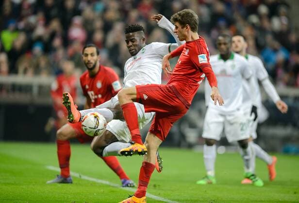 12. Maerz 2016: Muenchen, Allianz Arena: Fussball 1. Bundesliga: FC Bayern Muenchen - SV Werder Bremen: Muenchens Thomas Mueller (rot) trifft gegen Bremens Papy Djilobodji zum 3:0.