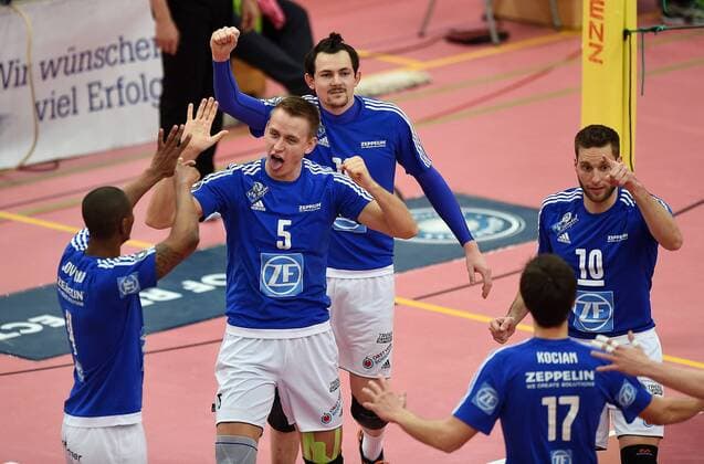 Volleyball 1. Bundesliga Saison 2015 2016 TV Rottenburg - VfB Friedrichshafen 12.03.2016 Teamjubel VfB Friedrichshafen; Luis Joventino, Alexey Nalobin, Baptiste Geiler, Tomas Kocian und Simon Tischer (v.li) 