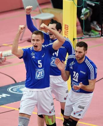 Volleyball 1. Bundesliga Saison 2015 2016 TV Rottenburg - VfB Friedrichshafen 12.03.2016 Teamjubel VfB Friedrichshafen; Alexey Nalobin, Baptiste Geiler und Simon Tischer (v.li) 