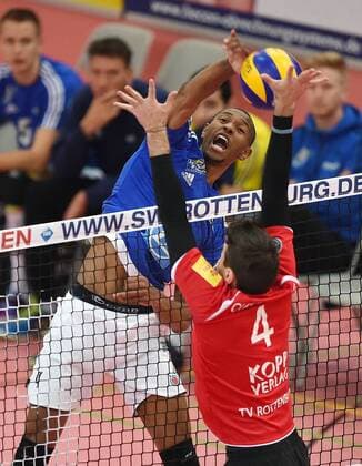 Volleyball 1. Bundesliga Saison 2015 2016 TV Rottenburg - VfB Friedrichshafen 12.03.2016 Luis Joventino (li, VfB Friedrichshafen) gegen Federico Cipollone (re, TV Rottenburg) 