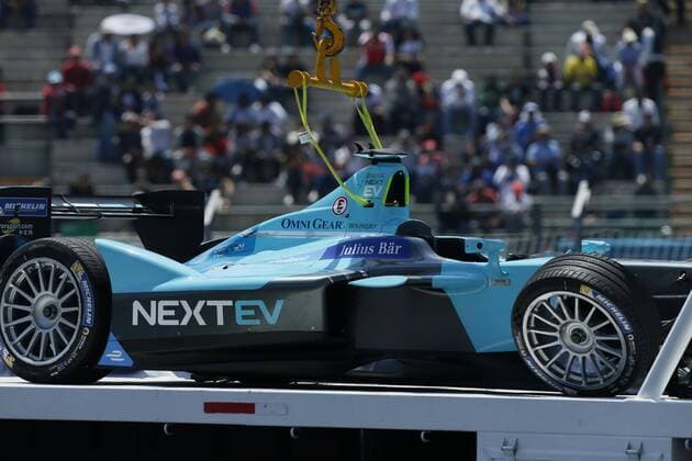 The car of Nextev TCR Brazilian pilot Nelson Piquet is removed from the track during the 5th stage of the Formula E held at Hermanos Rodriguez circuit in Mexico City, Mexico, 12 March 2016. EFE Jose Mendez MEXICO FORMILA E !ACHTUNG: NUR REDAKTIONELLE NUTZUNG!  MDF008 20160312-635934161551911411
