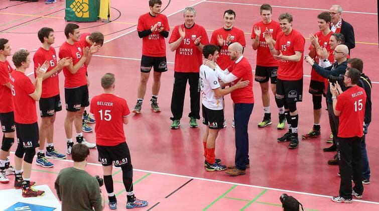 Volleyball 1. Bundesliga Saison 2015 2016 TV Rottenburg - VfB Friedrichshafen 12.03.2016 Verabschiedung von Willy Belizer (TV Rottenburg) in der Paul Horn Arena in Tuebingen: Manager Philipp Vollmer (Mitte re) umarmt Willy Belizer 