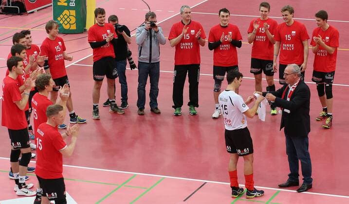 Volleyball, Willy Belizer beendet nach 15 Jahren beim TV Rottenburg seine Karriere Volleyball 1. Bundesliga Saison 2015 2016 TV Rottenburg - VfB Friedrichshafen 12.03.2016 Verabschiedung von Willy Belizer (TV Rottenburg) in der Paul Horn Arena in Tuebingen: TVR Vorsitzender Klaus Maier (re) beschenkt Willy Belizer mit einem Babytrikot mit der Nummer 15 