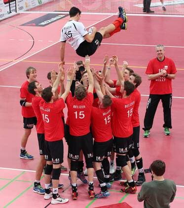 Volleyball 1. Bundesliga Saison 2015 2016 TV Rottenburg - VfB Friedrichshafen 12.03.2016 Verabschiedung von Willy Belizer (TV Rottenburg) in der Paul Horn Arena in Tuebingen: TVR Team laesst Willy Belizer hochleben 