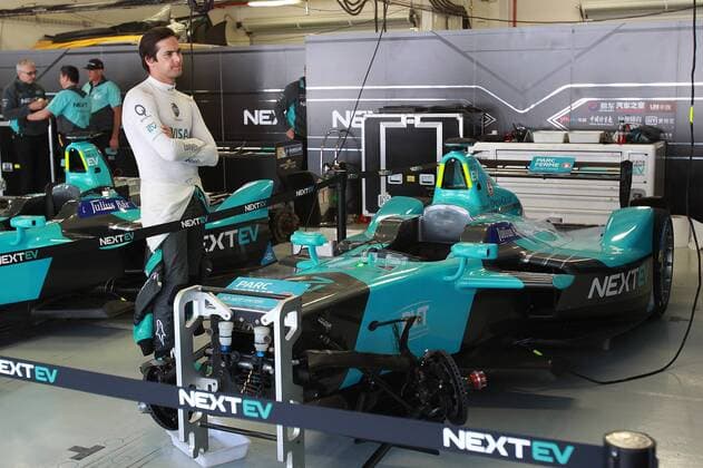 Nextev TCR Brazilian pilot Nelson Piquet Jr. watches his car while it is checked during the 5th stage of the Formula E held at Hermanos Rodriguez circuit in Mexico City, Mexico, 12 March 2016. EFE Jose Mendez MEXICO FORMILA E !ACHTUNG: NUR REDAKTIONELLE NUTZUNG!  MDF019 20160312-635934200455580855