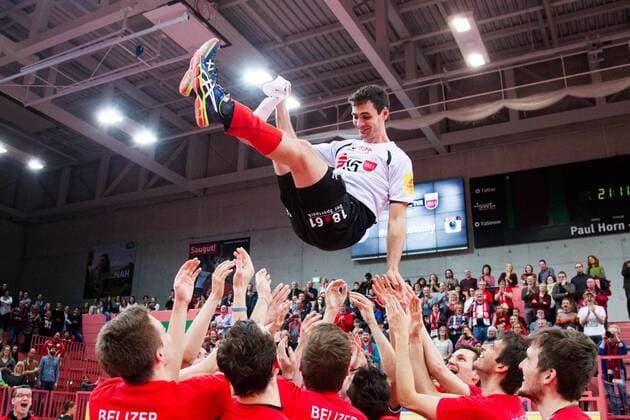 Volleyball, Willy Belizer beendet nach 15 Jahren beim TV Rottenburg seine Karriere Tuebingen Willy Belizer ( 15, TV Rottenburg) wird von seinem Mitspielern gefeiert; 1. Volleyball Bundesliga Maenner, Paul-Horn-Arena, Tuebingen Deutschland, 20160312; Partie: TV Rottenburg gegen VfB Friedrichshafen; Copyright: Wuechner Eibner-Pressefoto EP_NWR