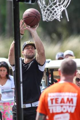 Golf, Prominententuriner der Tim Tebow Foundation March 12, 2016: Tim Tebow shoots a basket during on of the hole activities during the Tim Tebow Foundation Celebrity Golf Classic at the TPC Sawgrass Stadium Course in Ponte Vedra Beach,Fl. (photo by David Rosenblum Icon Sportswire) GOLF: MAR 12 Tim Tebow Foundation Celebrity Golf Classic Icon1603122600 EDITORIAL USE ONLY