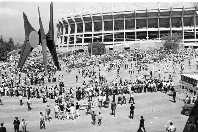 Mexico - E12031605.JGC.CIUDAD DE MEXICO.- Architecture Arquitectura-Azteca.- Einweihung des Aztekenstadions in Mexiko City , vorne eine Skulptur Alexander Calder. Foto: Archivo Agencia EL UNIVERSAL JGC Latin News  - ZUMAu78_