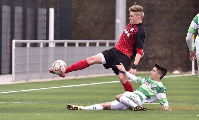 Fußball, B-Jugend Bundesliga Süd, SpVgg Greuther Fürth - SC Freiburg 13.03.2016 - Fussball - Saison 2015 2016 - B-Junioren U17 U 17 - Bundesliga Süd Südwest - 20. Spieltag: SpVgg Greuther Fürth - SC Freiburg - - Luca Herrmann (10, SC Freiburg , links ) gegen Lukas Karakas (2, SpVgg Greuther Fürth , rechts )