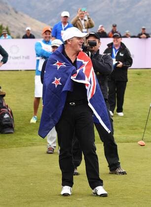 13.03.2016. Arrowtown, New Zealand. New Zealand Prime Minister John Key wears the New Zealand flag after Ricky Ponting pulls the New Zealand flag out on the first tee during the ANZ Challenge and round 4 at The Hills during 2016 BMW ISPS Handa New Zealand Open. Sunday 13 March 2016. xAndrewxCornagax  ActionPlus11717532