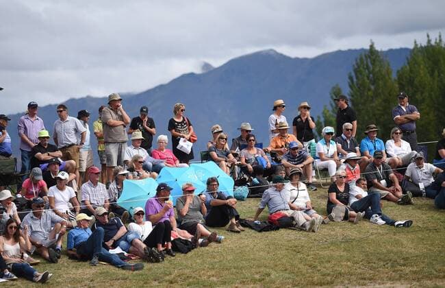 13.03.2016. Arrowtown, New Zealand. Galleries on the 10th during round 4 at The Hills during 2016 BMW ISPS Handa New Zealand Open. Sunday 13 March 2016. port.nz xAndrewxCornagax  ActionPlus11717551
