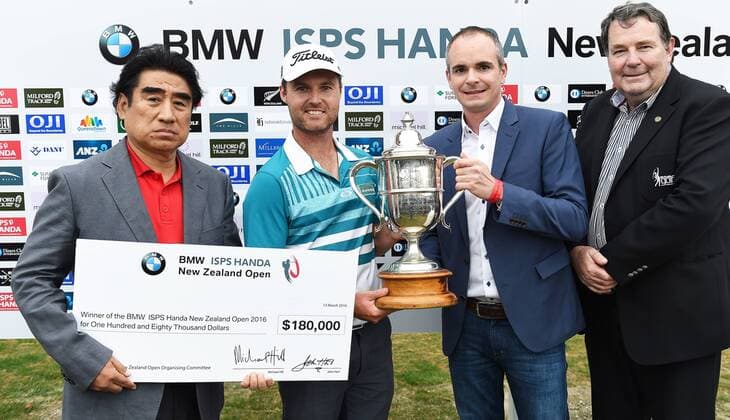 13.03.2016. Arrowtown, New Zealand. Australia s Matthew Griffin with officials after winning the NZ Open at The Hills during 2016 BMW ISPS Handa New Zealand Open. Sunday 13 March 2016. xAndrewxCornagax  ActionPlus11717574