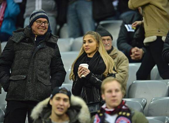 Fußball, Mario Götze und Vater Jürgen 12.03.2016, Fussball 1.Bundesliga 2015 2016, 26.Spieltag, FC Bayern München - SV Werder Bremen, in der Allianz-Arena München. re: Freundin Ann-Kathrin Brömmel von Mario Götze (Bayern) und Jürgen, Vater von Mario Götze (FC Bayern München) auf der Tribüne. 