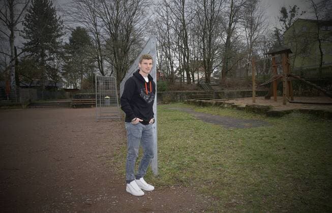 Fußball Bundesliga VfB Stuttgart , Timo Werner auf dem Bolzplatz seiner Kindheit in Stuttgart Münster