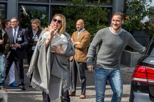 Fußball, Francesco Totti und Ilary Blasi verlassen nach Geburt von Tochter Isabel Krankenhaus in Rom 14.03.2016 14.03.2016 FRANCESCO TOTTI AND ILARY BLASI EXIT FROM CLINIC MATER DEI IN ROME AFTER BIRTH OF DAUGHTER ISABEL 