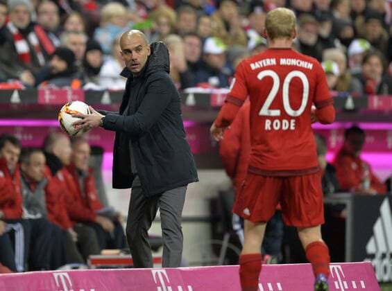 12.03.2016, Fussball 1.Bundesliga 2015 2016, 26.Spieltag, FC Bayern München - SV Werder Bremen, in der Allianz-Arena München. Trainer Pep Guardiola (FC Bayern München) fängt den Ball ab und will ihn zu Sebastian Rode (FC Bayern München) werfen. 