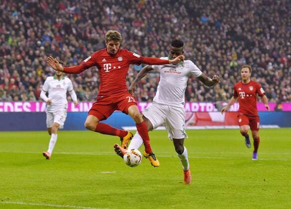 12.03.2016, Fussball 1.Bundesliga 2015 2016, 26.Spieltag, FC Bayern München - SV Werder Bremen, in der Allianz-Arena München. v.li: Thomas Müller (FC Bayern München) gegen Papy Djilobodji (SV Werder Bremen). 