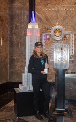 Bilder des Tages - SPORT March 14, 2016 - New York, NY, USA - LPGA Golf Damen tour pro LEXI THOMPSON lights the Empire State Building in celebration of The Drive, Chip and Putt Championship, Monday, March 14, 2016. LPGA Pro Lexi Thompson Lights The Empire State Building - ZUMAb148