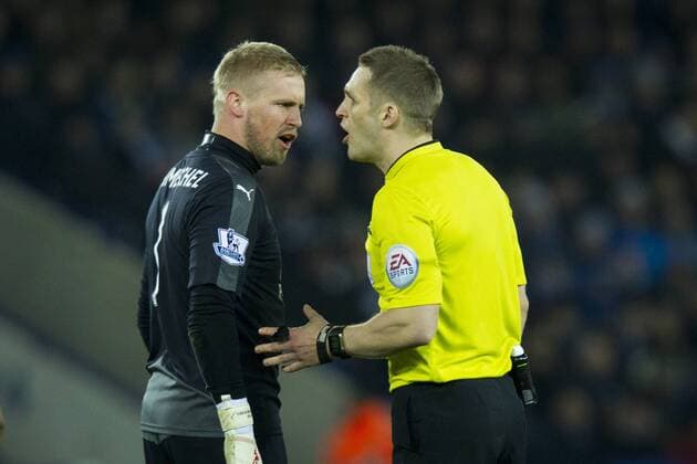 FuÃŸball, Leicester City - Newcastle United 14.03.2016. King Power Stadium, Leicester, England. Barclays Premier League. Leicester versus Newcastle United. Kasper Schmeichel of Leicester City complains about the contact to Referee Craig Pawson. xGrahamxWilsonx  ActionPlus11718262