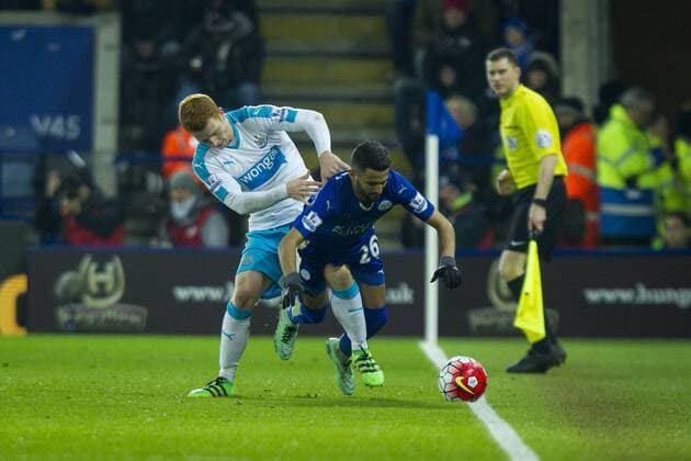 FuÃŸball, Leicester City - Newcastle United 14.03.2016. King Power Stadium, Leicester, England. Barclays Premier League. Leicester versus Newcastle United. Jack Colback of Newcastle United shoves Riyad Mahrez of Leicester City to the floor as he tries to evade the challenge up the line. xGrahamxWilsonx  ActionPlus11718264