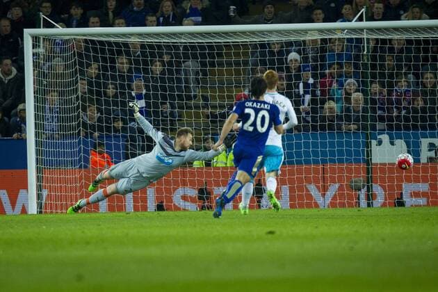 FuÃŸball, Leicester City - Newcastle United 14.03.2016. King Power Stadium, Leicester, England. Barclays Premier League. Leicester versus Newcastle United. Rob Elliot of Newcastle United dives for a shot from Albrighton that goes just wode xGrahamxWilsonx  ActionPlus11718265
