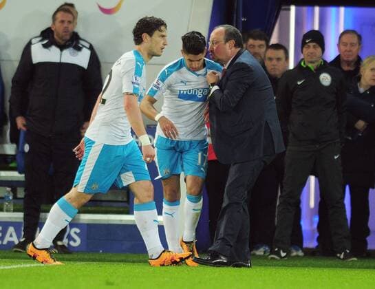 Fußball, Leicester City - Newcastle United Bilder des Tages - SPORT Fußball, Leicester City - Newcastle United Football - 2015 2016 Premier League - Leicester City vs. Newcastle United New Newcastle United Manager Rafael Benitez talks to Ayoze Perez at the King Power Stadium. COLORSPORT ANDREW COWIE 