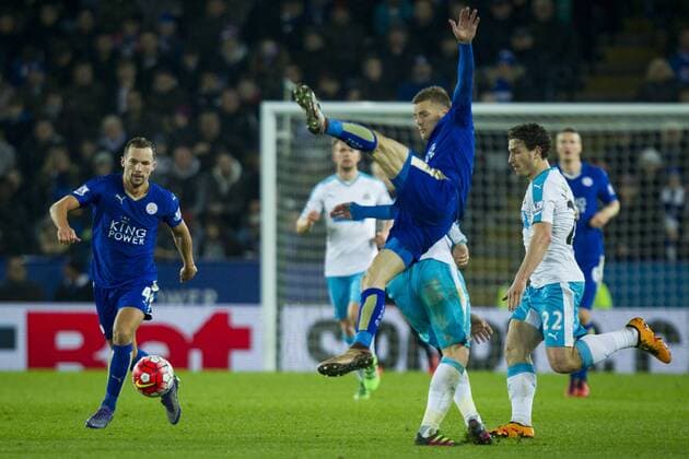 14.03.2016. King Power Stadium, Leicester, England. Barclays Premier League. Leicester versus Newcastle United. Jamie Vardy of Leicester City falls awkwardly from a challenge. xGrahamxWilsonx  ActionPlus11718301