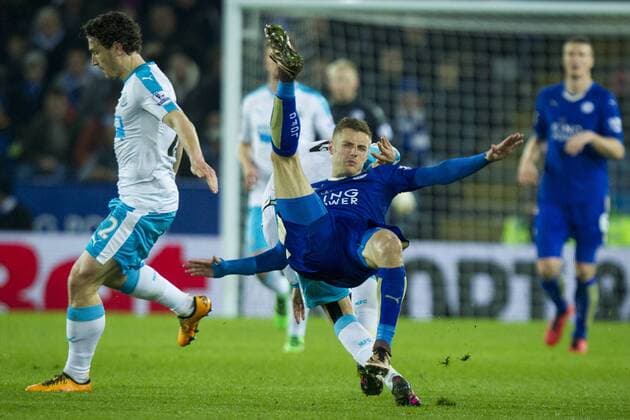 14.03.2016. King Power Stadium, Leicester, England. Barclays Premier League. Leicester versus Newcastle United. Jamie Vardy of Leicester City falls awkwardly from a challenge. xGrahamxWilsonx  ActionPlus11718302