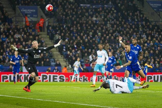 14.03.2016. King Power Stadium, Leicester, England. Barclays Premier League. Leicester versus Newcastle United. Kasper Schmeichel of Leicester City watches a header from Moussa Sissoko of Newcastle United go narrowly wide. xGrahamxWilsonx  ActionPlus11718274
