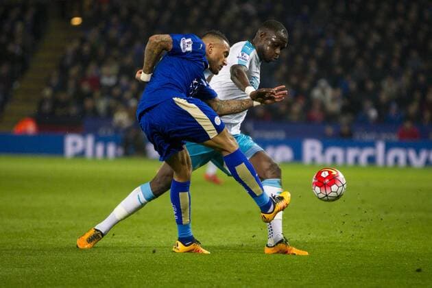 14.03.2016. King Power Stadium, Leicester, England. Barclays Premier League. Leicester versus Newcastle United. Danny Simpson of Leicester City clears under pressure from Moussa Sissoko of Newcastle United. xGrahamxWilsonx  ActionPlus11718276
