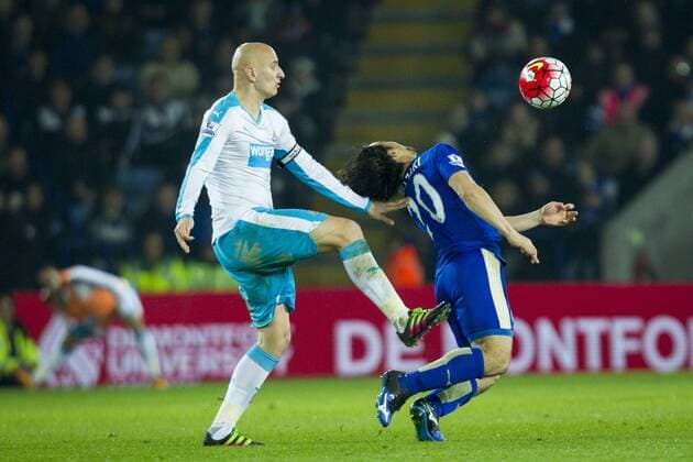 14.03.2016. King Power Stadium, Leicester, England. Barclays Premier League. Leicester versus Newcastle United. Jonjo Shelvey of Newcastle United with a clumsy challenge on Shinji Okazaki of Leicester City. xGrahamxWilsonx  ActionPlus11718279