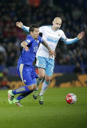 Leonardo Ulloa of Leicester City comp etes with Jonjo Shelvey of Newcastle United during the Barclays Premier League match at The King Power Stadium. Photo credit should read: Malcolm Couzens Sportimage EDITORIAL USE ONLY. No use with unauthorised audio, video, data, fixture lists, club league logos or live services. Online in-match use limited to 120 images, no video emulation. No use in betting, games or single club league player publications.