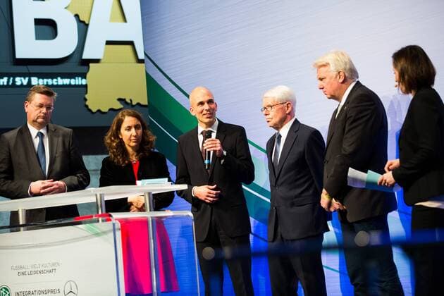 GER, Verleihung Integrationspreis 14.03.2016, Dortmund, Deutsches Fussball Museum, Verleihung des Integrationspreises, im Bild Reinhard Grindel (DFB-Schatzmeister), Aydan Özoguz (Bundesbeauftragte für Migration, Flüchtline und Integration), Dr. Dirk Jakobs (Daimler AG), Reinahrd Rauball (1. DFB-Vizepräsident und Ligapräsident), Ullrich Sierau (OB Dortmund), nphxRauch