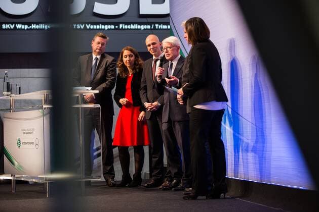 GER, Verleihung Integrationspreis 14.03.2016, Dortmund, Deutsches Fussball Museum, Verleihung des Integrationspreises, im Bild Reinhard Grindel (DFB-Schatzmeister), Aydan Özoguz (Bundesbeauftragte für Migration, Flüchtline und Integration), Dr. Dirk Jakobs (Daimler AG), Reinahrd Rauball (1. DFB-Vizepräsident und Ligapräsident), Ullrich Sierau (OB Dortmund), nphxRauch