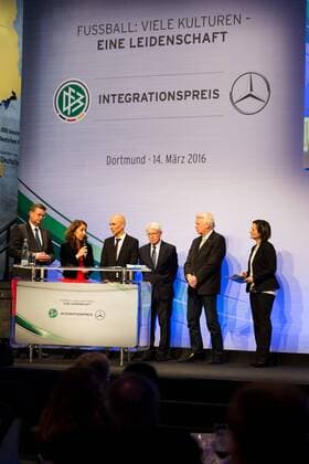 GER, Verleihung Integrationspreis 14.03.2016, Dortmund, Deutsches Fussball Museum, Verleihung des Integrationspreises, im Bild Reinhard Grindel (DFB-Schatzmeister), Aydan Özoguz (Bundesbeauftragte für Migration, Flüchtline und Integration), Dr. Dirk Jakobs (Daimler AG), Reinahrd Rauball (1. DFB-Vizepräsident und Ligapräsident), Ullrich Sierau (OB Dortmund), nphxRauch