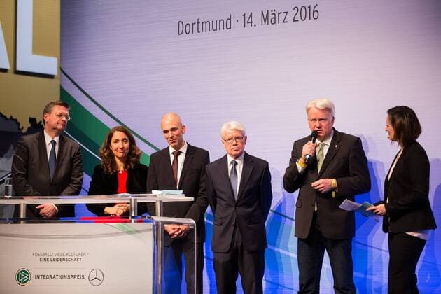 GER, Verleihung Integrationspreis 14.03.2016, Dortmund, Deutsches Fussball Museum, Verleihung des Integrationspreises, im Bild Reinhard Grindel (DFB-Schatzmeister), Aydan Özoguz (Bundesbeauftragte für Migration, Flüchtline und Integration), Dr. Dirk Jakobs (Daimler AG), Reinahrd Rauball (1. DFB-Vizepräsident und Ligapräsident), Ullrich Sierau (OB Dortmund), nphxRauch