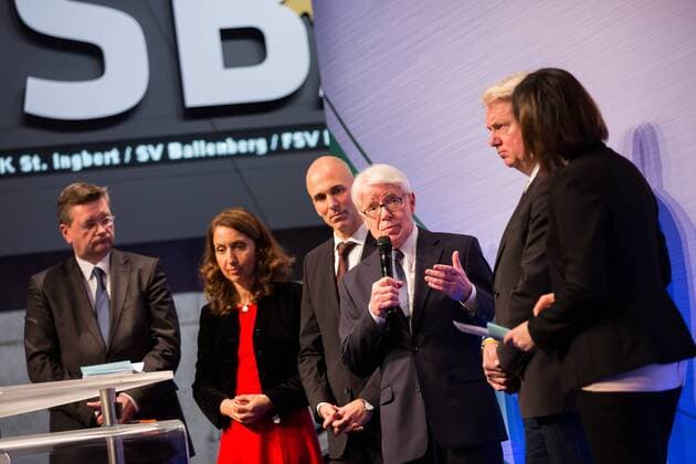 GER, Verleihung Integrationspreis 14.03.2016, Dortmund, Deutsches Fussball Museum, Verleihung des Integrationspreises, im Bild Reinhard Grindel (DFB-Schatzmeister), Aydan Özoguz (Bundesbeauftragte für Migration, Flüchtline und Integration), Dr. Dirk Jakobs (Daimler AG), Reinahrd Rauball (1. DFB-Vizepräsident und Ligapräsident), Ullrich Sierau (OB Dortmund), nphxRauch
