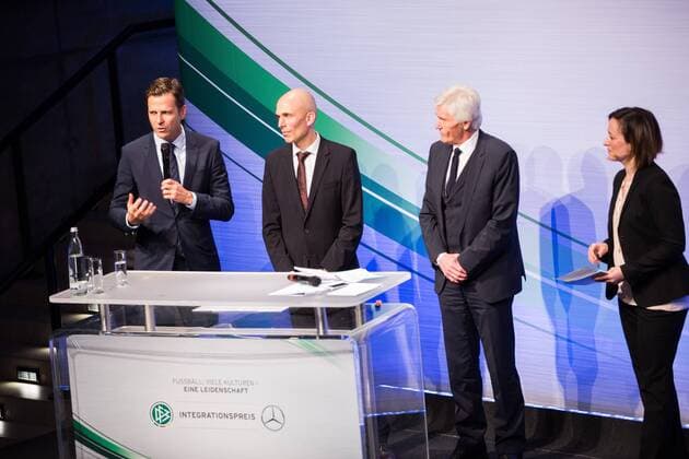 GER, Verleihung Integrationspreis 14.03.2016, Dortmund, Deutsches Fussball Museum, Verleihung des Integrationspreises, im Bild Oliver Bierhoff (Manager Nationalmannschaft) mit Dirk Jakobs (Daimler AG) im Gespräch auf der Bühne nphxRauch