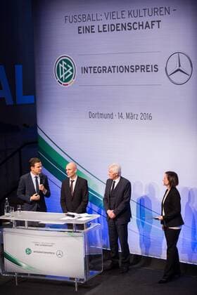 GER, Verleihung Integrationspreis 14.03.2016, Dortmund, Deutsches Fussball Museum, Verleihung des Integrationspreises, im Bild Oliver Bierhoff (Manager Nationalmannschaft) mit Dirk Jakobs (Daimler AG) im Gespräch auf der Bühne nphxRauch