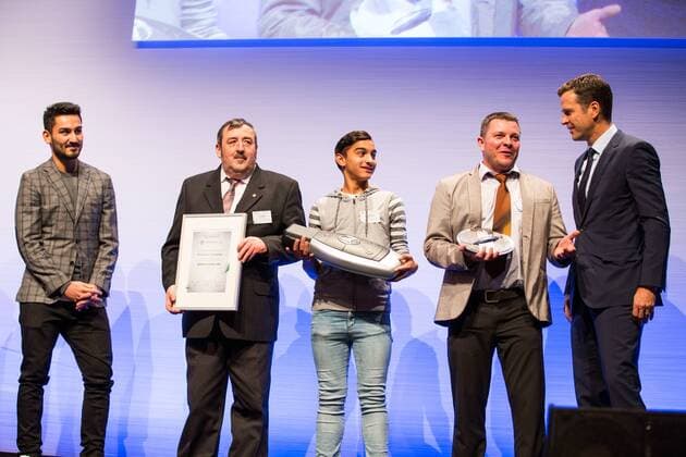 GER, Verleihung Integrationspreis 14.03.2016, Dortmund, Deutsches Fussball Museum, Verleihung des Integrationspreises, im Bild Ilkay Gündogan (BVB 8) und Oliver Bierhoff (Manager Nationalmannschaft) mit den Gewinnern in der Kategorie Verein FC Vorwärts Drögeheide nphxRauch