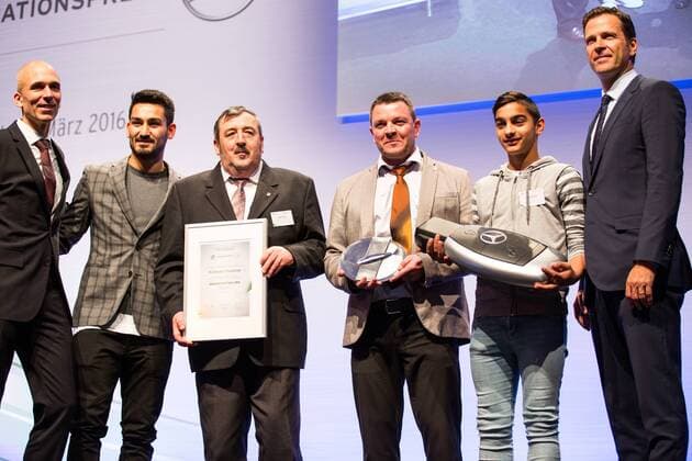 GER, Verleihung Integrationspreis 14.03.2016, Dortmund, Deutsches Fussball Museum, Verleihung des Integrationspreises, im Bild Ilkay Gündogan (BVB 8) und Oliver Bierhoff (Manager Nationalmannschaft) mit den Gewinnern in der Kategorie Verein FC Vorwärts Drögeheide nphxRauch