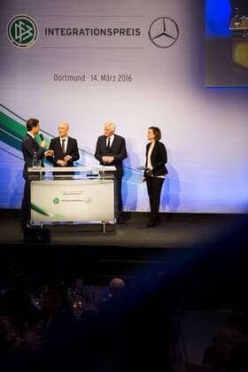 GER, Verleihung Integrationspreis 14.03.2016, Dortmund, Deutsches Fussball Museum, Verleihung des Integrationspreises, im Bild Oliver Bierhoff (Manager Nationalmannschaft), Dirk Jakobs (Daimler AG) auf der Bühne nphxRauch