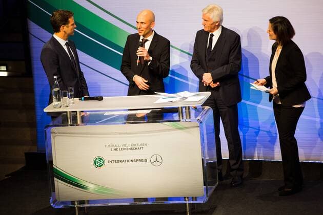 GER, Verleihung Integrationspreis 14.03.2016, Dortmund, Deutsches Fussball Museum, Verleihung des Integrationspreises, im Bild Oliver Bierhoff (Manager Nationalmannschaft), Dirk Jakobs (Daimler AG) auf der Bühne nphxRauch