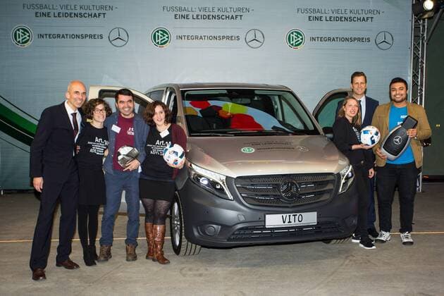 GER, Verleihung Integrationspreis 14.03.2016, Dortmund, Deutsches Fussball Museum, Verleihung des Integrationspreises, im Bild Gewinner der Kategorie Freie und Kommunale Träger Champions ohne Grenzen e.V. mit Oliver Bierhoff (Manager Nationalmannschaft) nphxRauch
